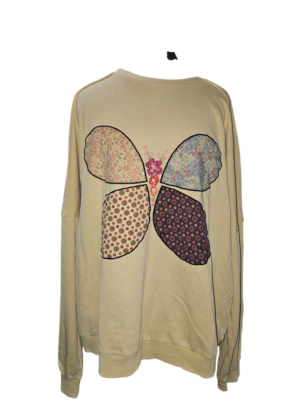 Easel Patchwork appliaue butterflt crew pullover top pale yellow mineral wash M